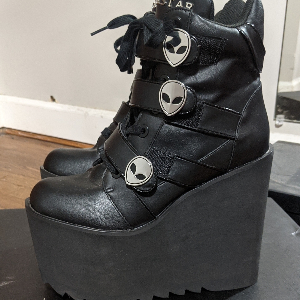 Killstar She's Out There Wedge US7